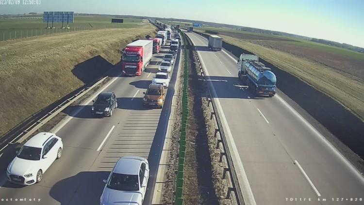 Awaria ciężarówki i lawety na A4 niedaleko węzła Kostomłoty. Są utrudnienia