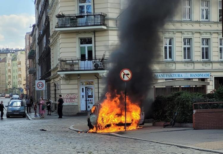 Pożar samochodu w centrum Wrocławia. Stał tuż obok marketu