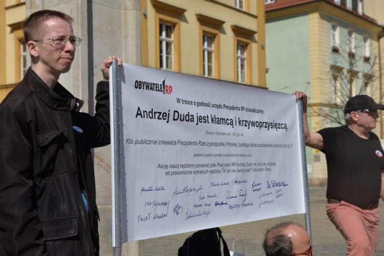 Chcą postawić prezydenta pod pręgierzem. Będą przychodzić tu co miesiąc [ZOBACZ ZDJĘCIA]