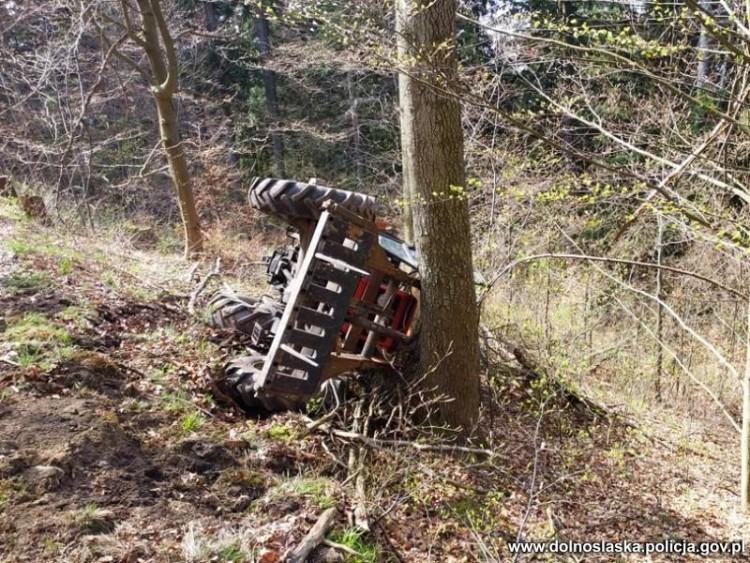 Pijany mężczyzna ukradł ciągnik, żeby sobie nim pojeździć. Nie wyszło
