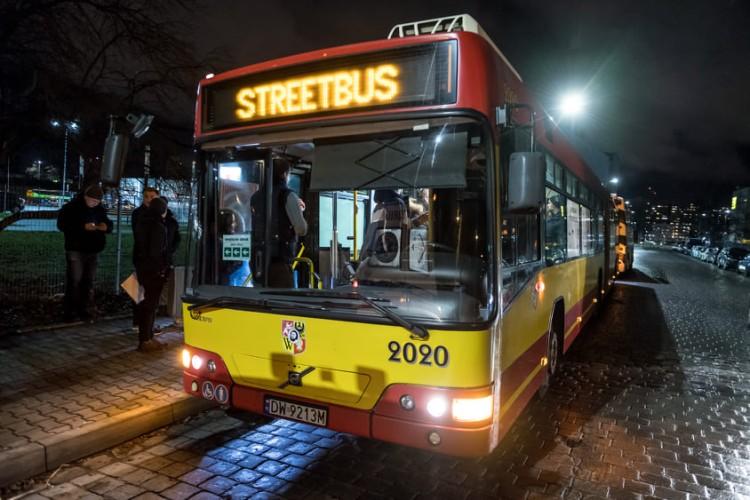 Na ulice Wrocławia wraca Streetbus. Do bezdomnych dotrą ciepłe posiłki [TRASA]