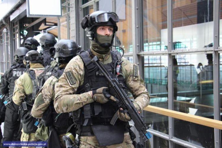 Zagrożenie terrorystyczne. Rząd wprowadził ostrzeżenia BRAVO i CHARLIE-CPR