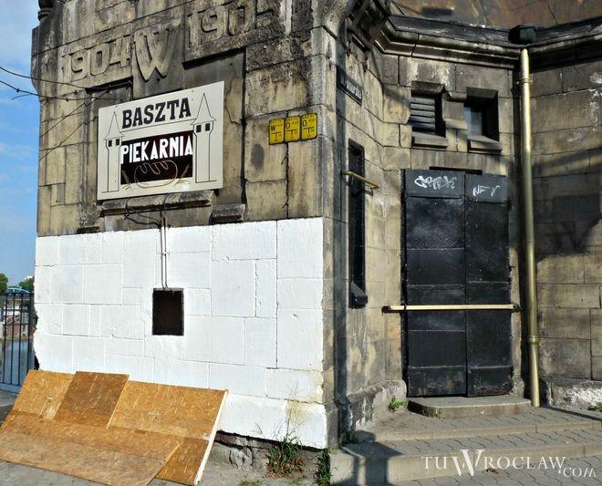 Zabytkowa baszta przy mostach Pomorskich oszpecona. Konserwator: szkody nie są poważne [FOTO]