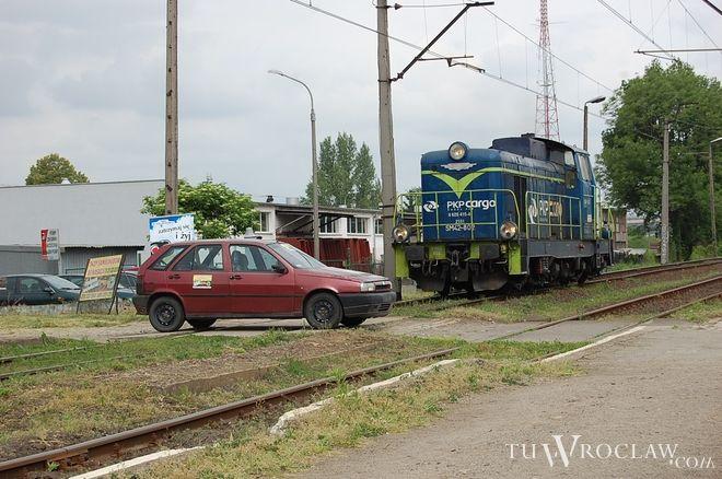 Tragedia na ulicy Krzemienieckiej. Pod kołami pociągu zginął mężczyzna