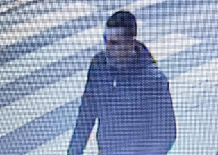 Złodziej brutalnie wyrywał kolczyki z uszu kobiety. Poszukuje go policja
