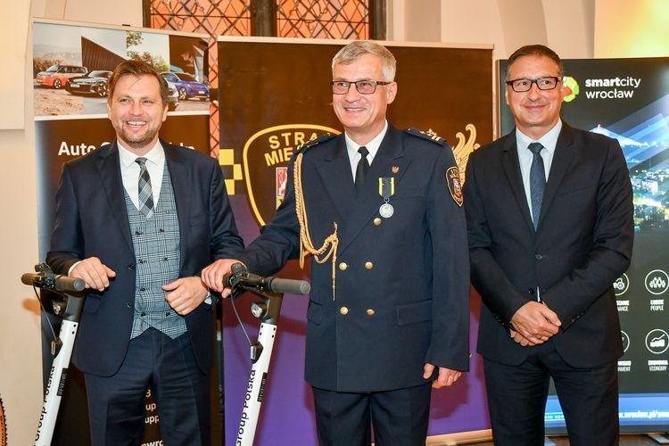Nietypowe patrole we Wrocławiu. Strażnicy miejscy będą jeździć… na hulajnogach [ZOBACZ]