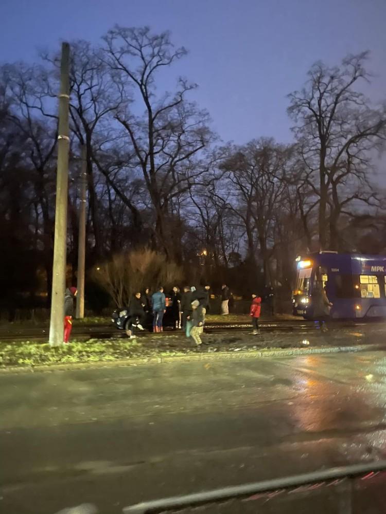 Auto wjechało na torowisko na al. Różyckiego. MPK wprowadziło objazdy