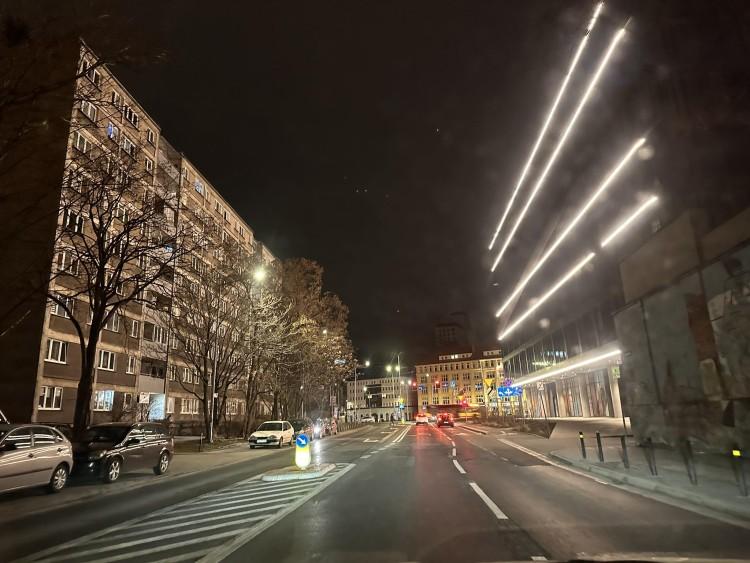 Nowy biurowiec  na Legnickiej zmorą mieszkańców. Świeci prosto w okna