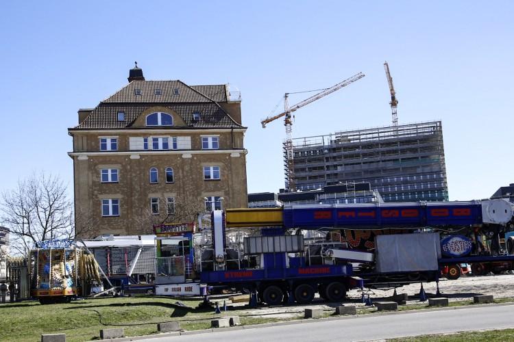 Przed Magnolią stanie wesołe miasteczko. Trwa montaż atrakcji [ZDJĘCIA]