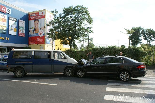 Zderzenie trzech aut na Braniborskiej. Dwie osoby zabrało pogotowie [FOTO]