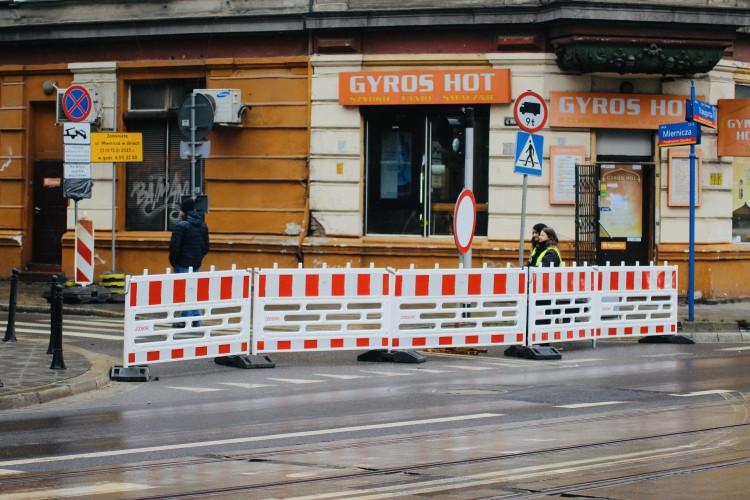 Patryk Vega kręci nowy film we Wrocławiu. Miasto jak w latach sześćdziesiątych. Zobacz zdjęcia!
