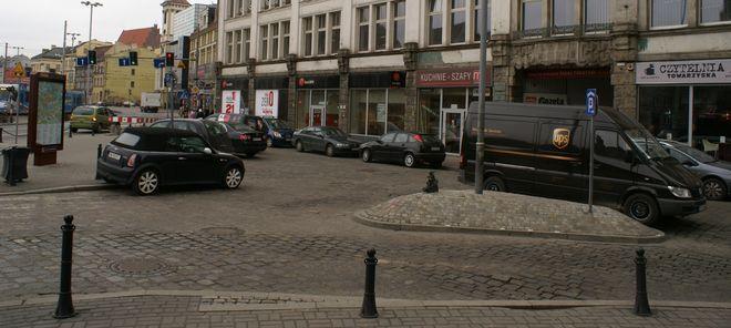 Od piątku znikną kolejne miejsca parkingowe w centrum - powstaje skwer