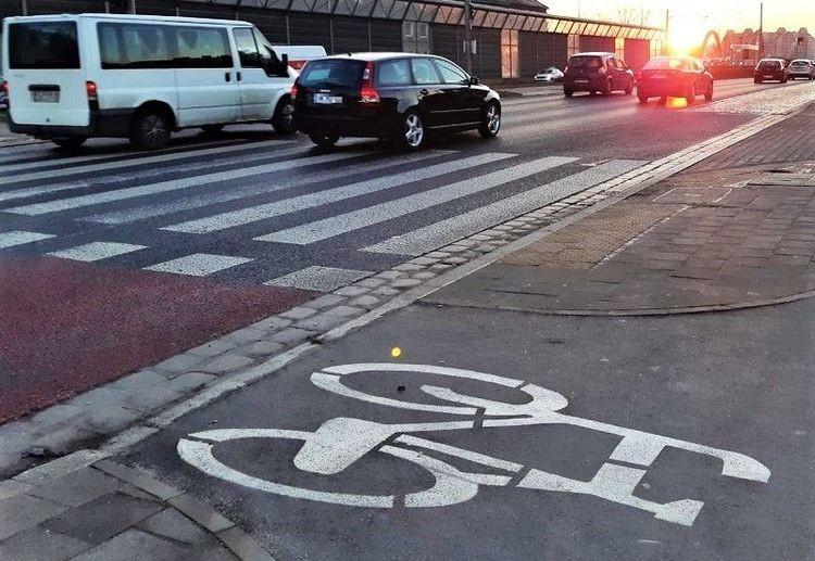 Wypadek na alei Karkonoskiej. Rowerzysta trafił do szpitala
