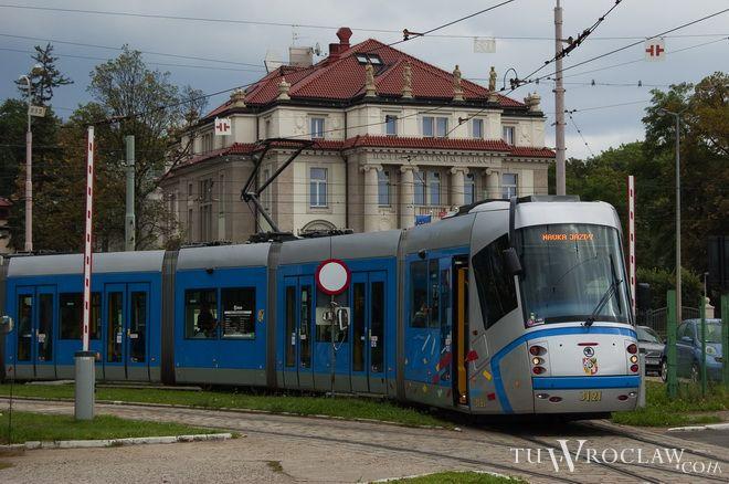 Na Powstańców Śląskich wykoleił się tramwaj. Objazdy kilku linii