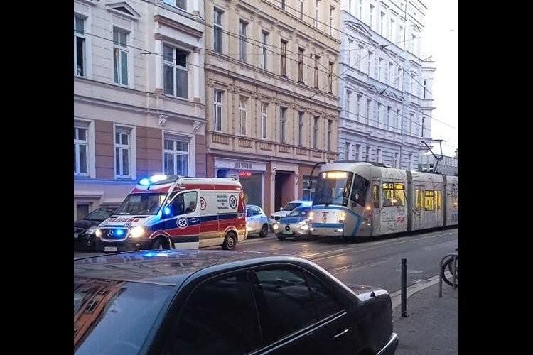 Wypadek tramwaju i samochodu na Nadodrzu. Karetka na miejscu