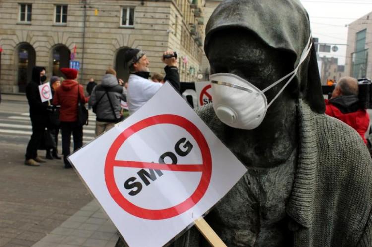 Smog atakuje wrocławian! Władze apelują, żeby nie wychodzić z domu
