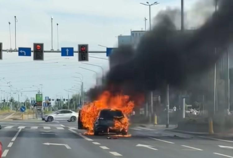 Pożar samochodu w centrum Wrocławia. Dym było widać z daleka