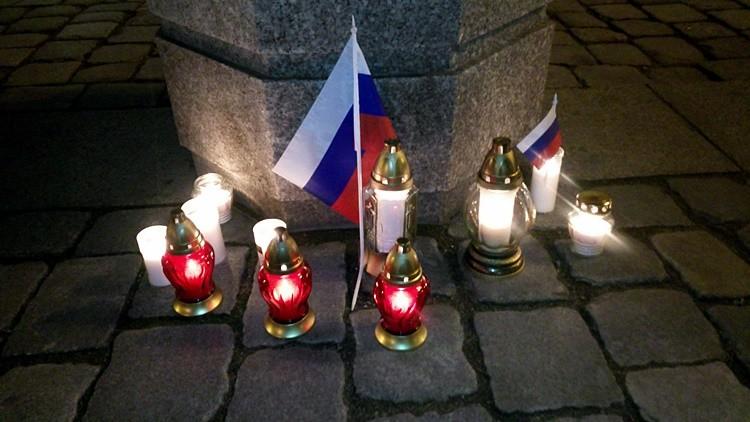 Znicze i rosyjska flaga na wrocławskim Rynku. O co chodziło?