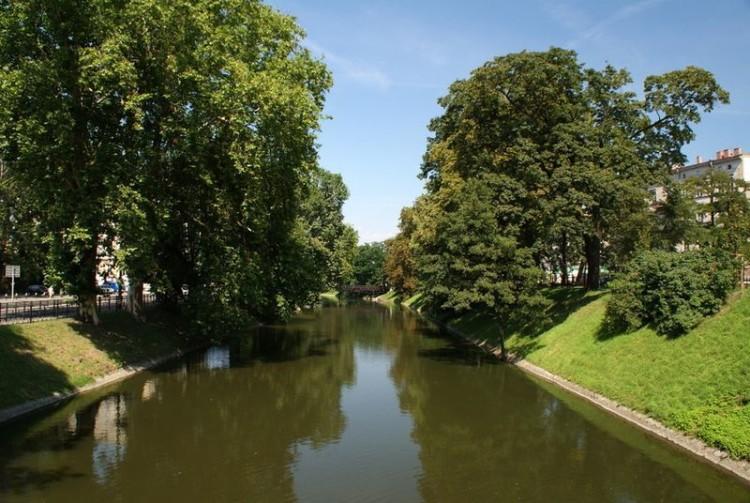 Kładka nad fosą miejską znów do remontu. Miasto szuka projektanta