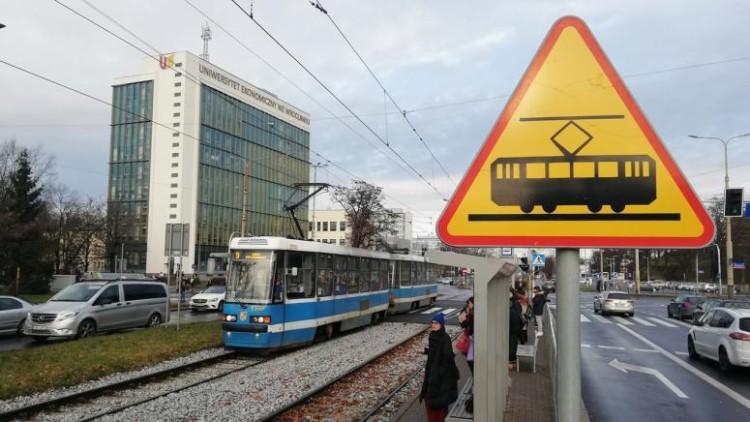 Utrudnienia na Ślężnej. Samochód wpadł na torowisko