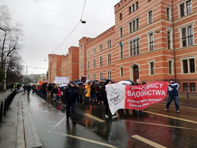 Wrocław: pracownicy sądu wyszli na ulice. Domagają się 1 tys. zł podwyżki [ZDJĘCIA]