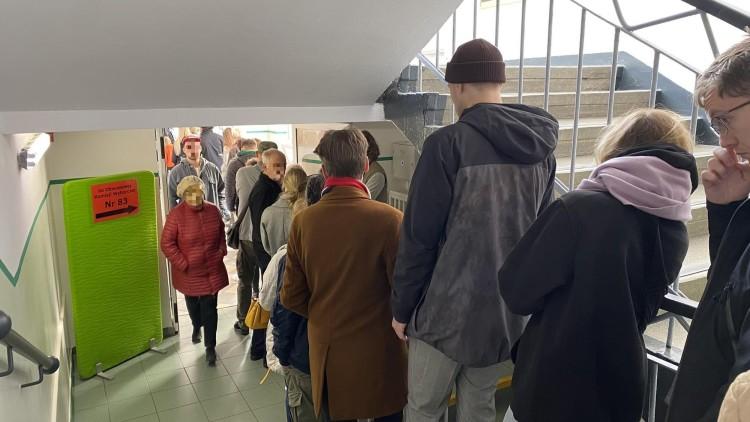 Rekordowa frekwencja we Wrocławiu do godz. 17. Ogromne kolejki do głosowania. Gdzie głosuje najwięcej ludzi?