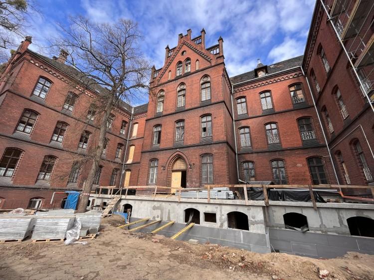 Wrocław: Trwa remont dawnego szpitala dziecięcego. Budowa hotelu opóźniona