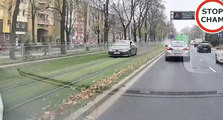 Wrocław: Toyotą pędził po torowisku na Hallera. Wszystko się nagrało