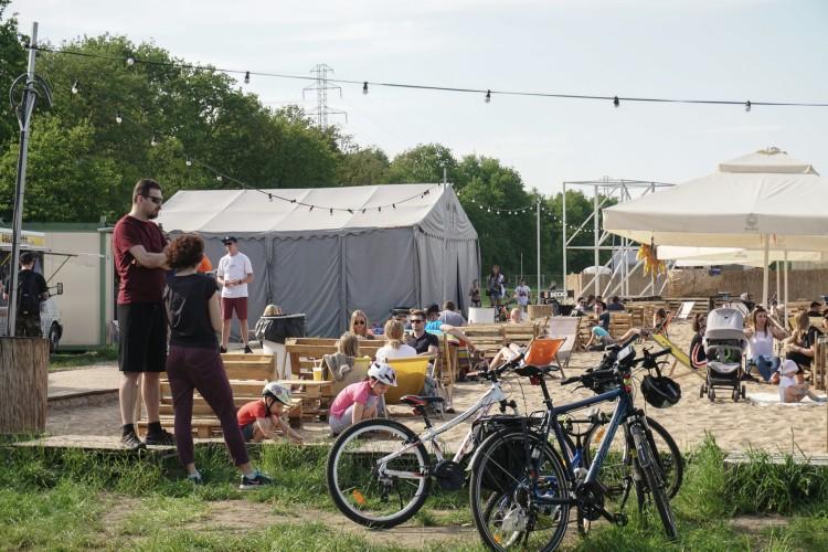 Wrocławianie na plaży. HotSpot nad Odrą już otwarty [ZDJĘCIA]