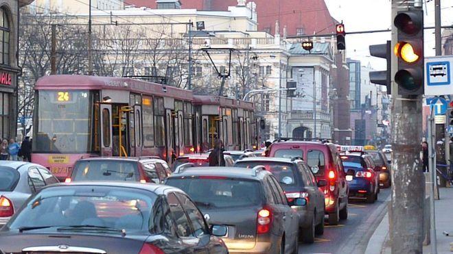 Slalom pieszych między autami pod Renomą