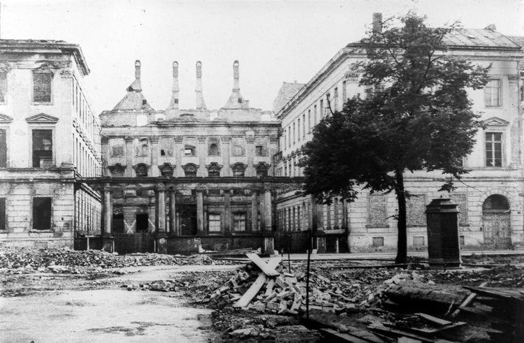 Pałac Królewski w ruinie. Tak wyglądał po 1945 roku i na przestrzeni lat. Zobaczcie zdjęcia