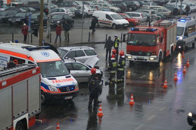 Wypadek trzech aut na placu Solidarności. Jeden z kierowców w szpitalu