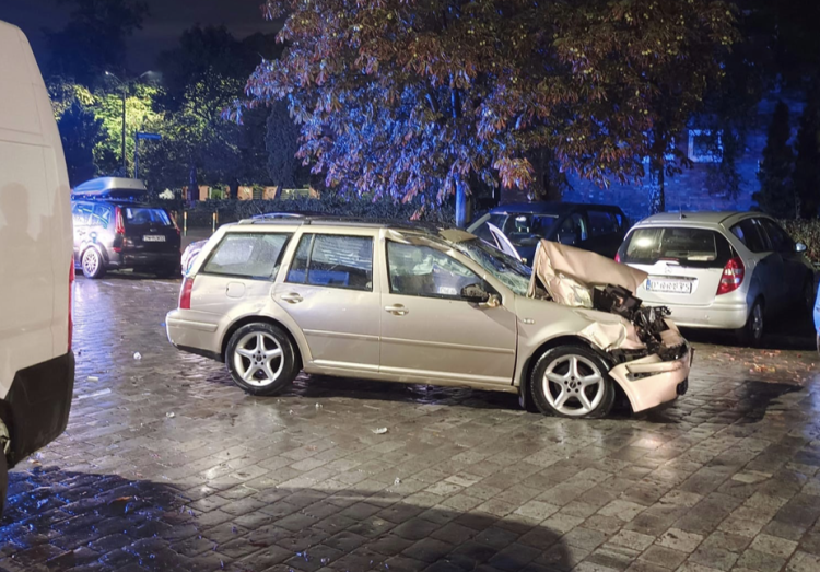 Pijany kierowca zniszczył 5 aut, po czym rozbił się na latarni