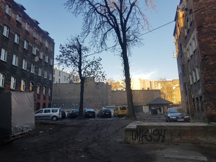 Podwórko na Przedmieściu Oławskim planem filmowym. Po raz ostatni? [ZDJĘCIA]
