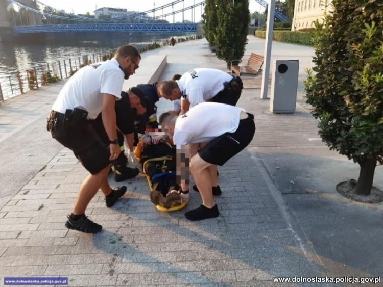 O włos od tragedii. Uratowali kobietę tonącą przy bulwarze Kaczyńskich [ZDJĘCIA]
