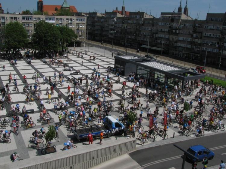 Przez Wrocław przejechał wielki peleton rowerzystów. Świętują swoją pasję
