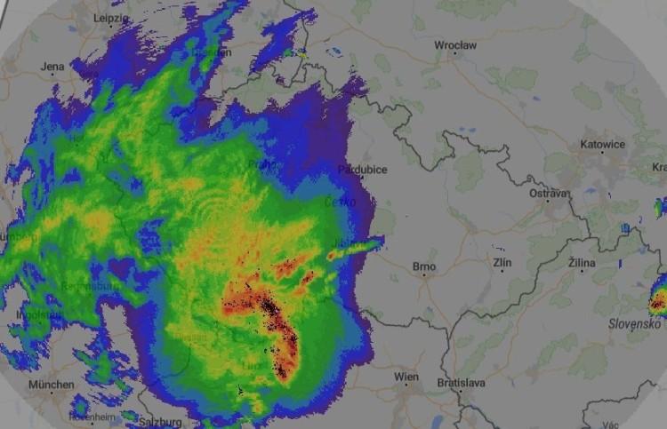 Gdzie jest burza? Już nad Czechami. Idzie w kierunku Dolnego Śląska. 