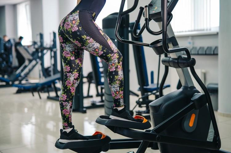 Steppery fitness do treningu cardio – poznaj efekty systematycznych ćwiczeń na stepperze