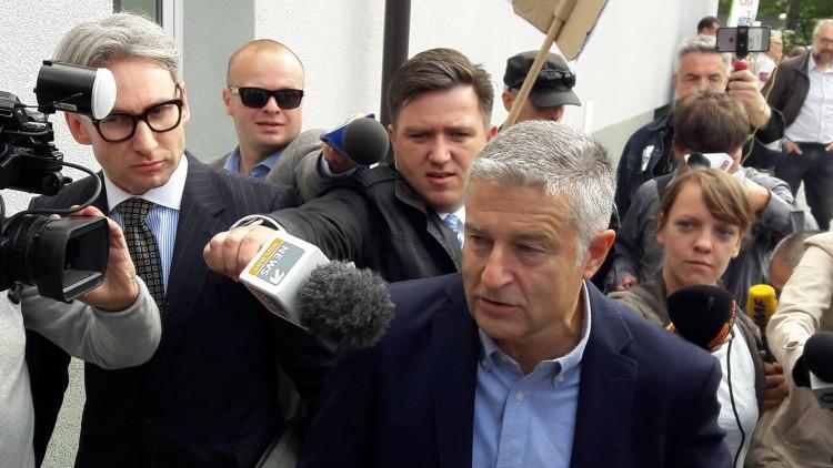 Policja przesłuchuje Frasyniuka, a pod komisariatem trwa pikieta [ZDJĘCIA]