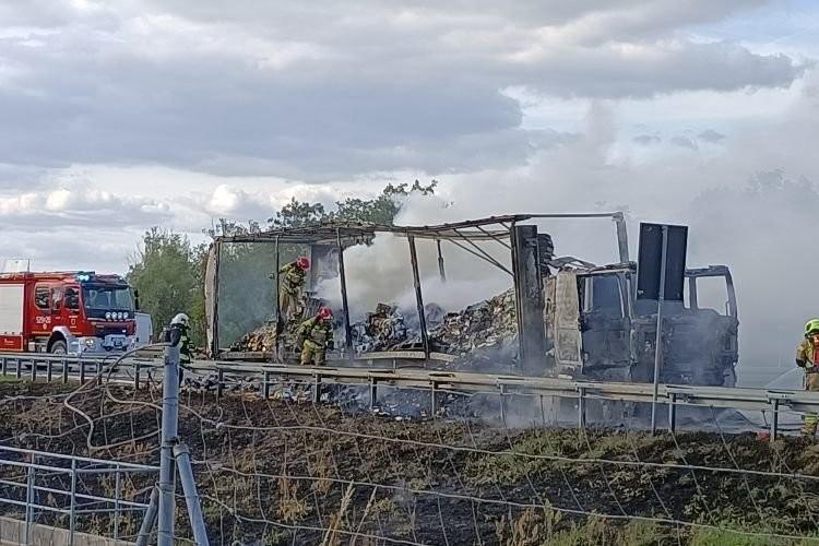 Wrocław: Autostrada A4 zablokowana po pożarze tira [ZDJĘCIA, WIDEO]