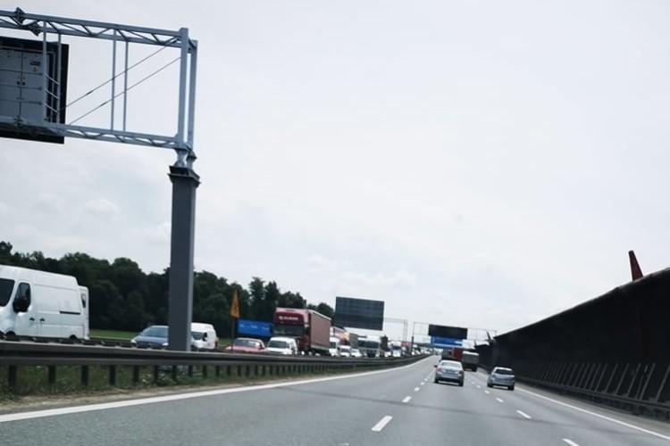 Korek na autostradzie A4. Strażacy zabezpieczają miejsce zdarzenia