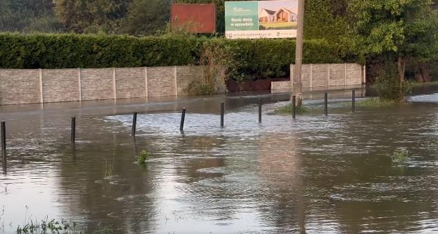 Stabłowice: ulica Główna pod wodą. 
