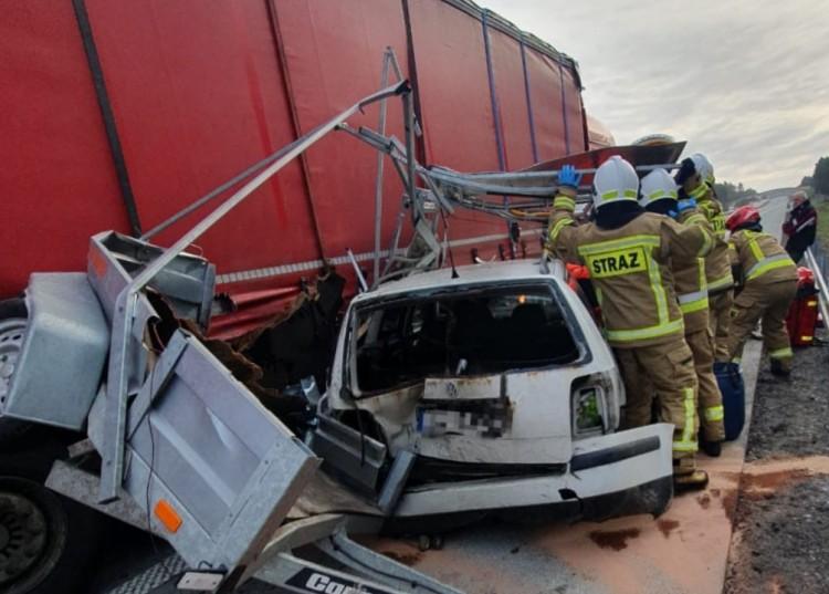 Poważny wypadek na Dolnym Śląsku. Auto z przyczepą wbiło się w tira