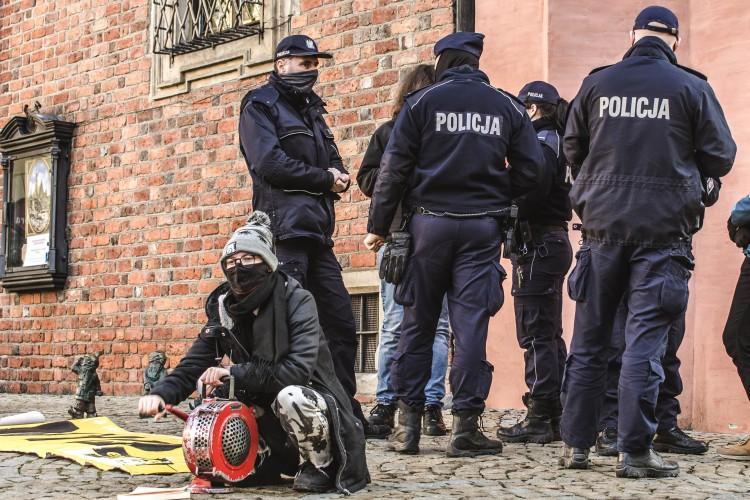 Protest przed ratuszem, w którym trwa debata nad budżetem Wrocławia [ZDJĘCIA]