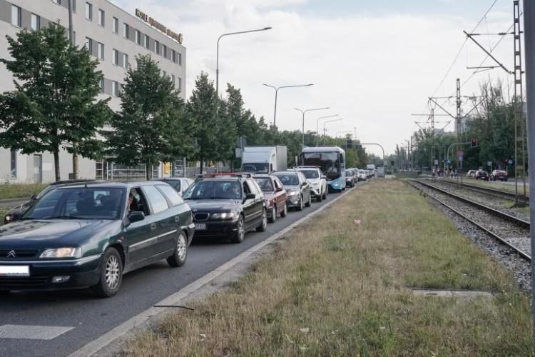 Dramatyczny telefon na 112. Kobieta nie mogła ratować matki, bo utknęła w korku