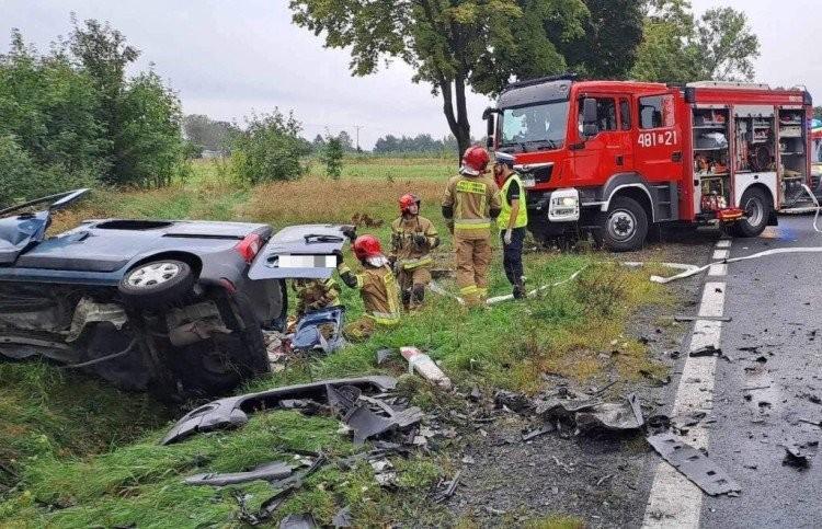 Zablokowana droga do Wrocławia po wypadku. Jedna osoba nie żyje, sześcioro niepełnosprawnych rannych
