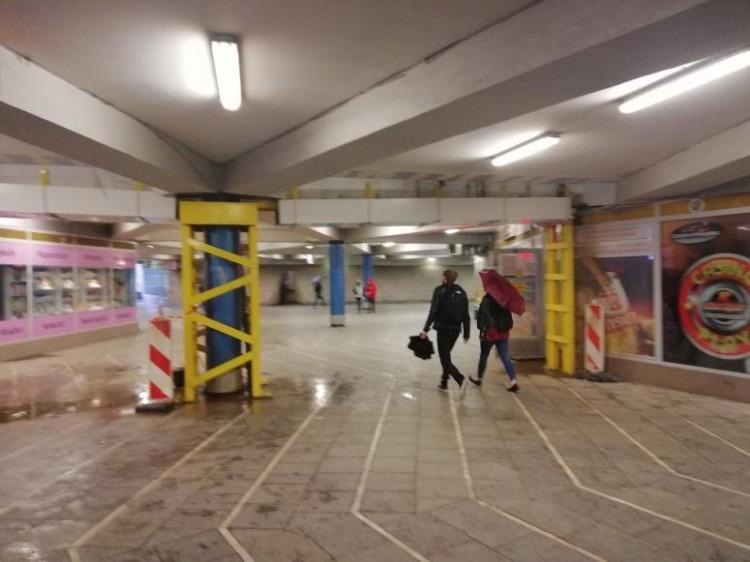 Strop przejścia podziemnego pod pl. Jana Pawła II do remontu!