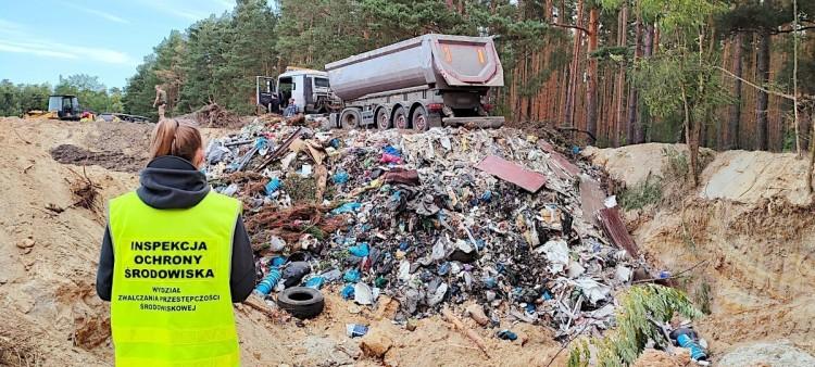 Składowisko niebezpiecznych odpadów, a obok kąpielisko pełne ludzi!