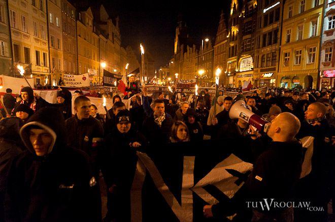 Kilkanaście osób zatrzymanych po piątkowym marszu narodowców w centrum Wrocławia