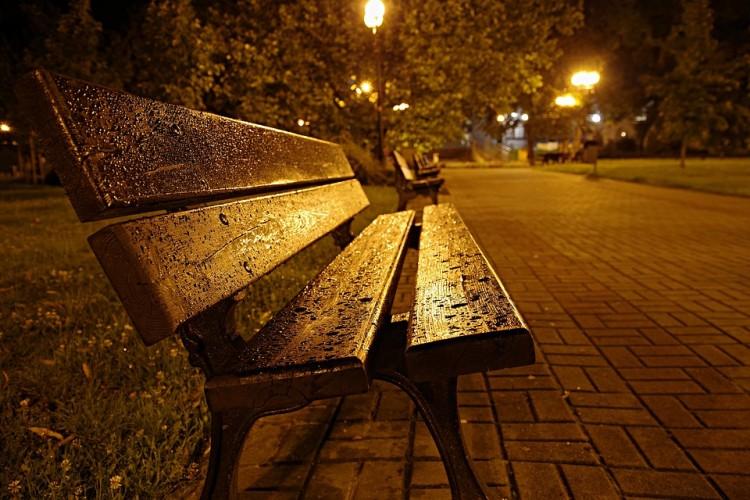 Libacja na skwerku? Policjanci na miejscu zastali 36-latka z piwem i marihuaną